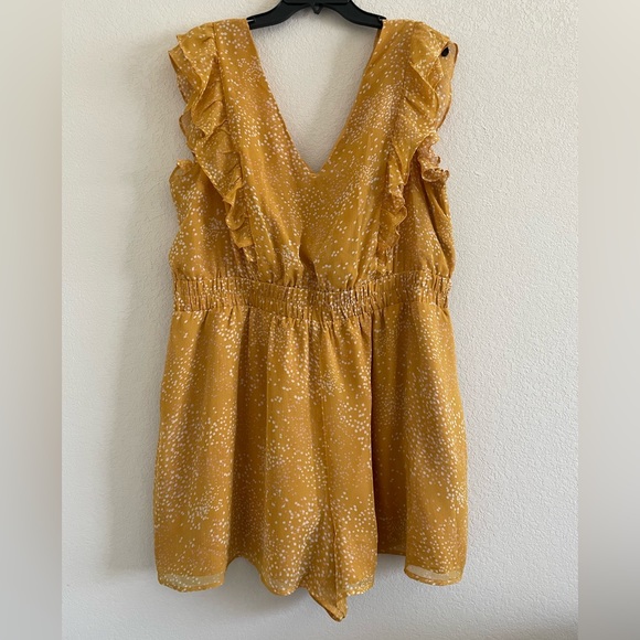 Express • Printed Ruffle Sleeve Romper - Picture 3 of 9